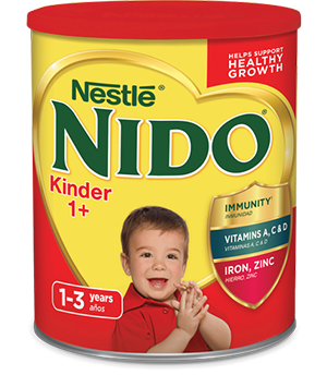Una lata de Nido 1+ con un escudo que dice "inmunidad, vitaminas A, C y D, hierro y zinc" cerca de un niño que aplaude.