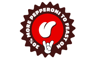 Insignia con una lengua y gesto de cuernos con texto alrededor que lee "30% más pepperoni para darte un festín".