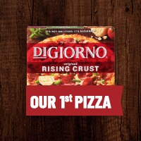 Un paquete de pizza DiGiorno sobre una superficie de madera que muestra un listón sobre la image donde se lee NUESTRA 1 PIZZA