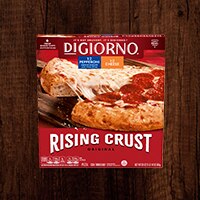 Un paquete de pizza de DiGiorno que muestra una imagen de producto y etiquetas donde se lee "1/2 Pepperoni" y "1/2 Queso"