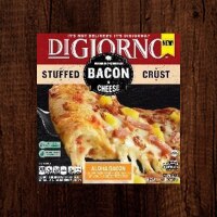 Un paquete de pizza con una etiqueta que dice "MASA RELLENA DE QUESO Y TOCINO" sobre una superficie de madera.