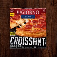 Un paquete de pizza muestra una pizza de pepperoni a la cual se le está retirando una rebanada,