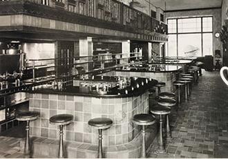 Una foto en blanco y negro del mostrador del primer restaurante Stouffer's.