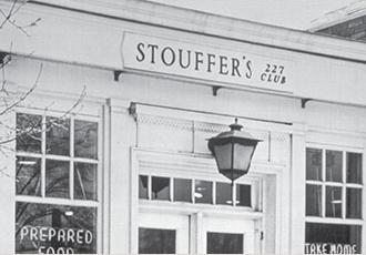 Una foto en blanco y negro de la entrada y la dirección del segundo restaurante Stouffer's.
