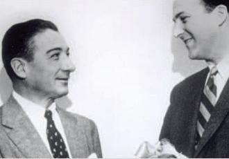 Foto en blanco y negro de hombres vestidos de traje conversando.