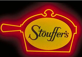 Un cartel de neón del antiguo logo de Stouffer's.