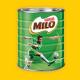  Un recipiente y una taza de MILO sobre una imagen de una joven driblando un balón de fútbol.